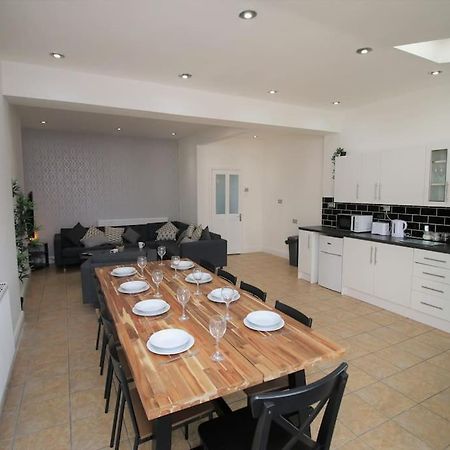 Large Modern House By Property Promise Cardiff Bagian luar foto