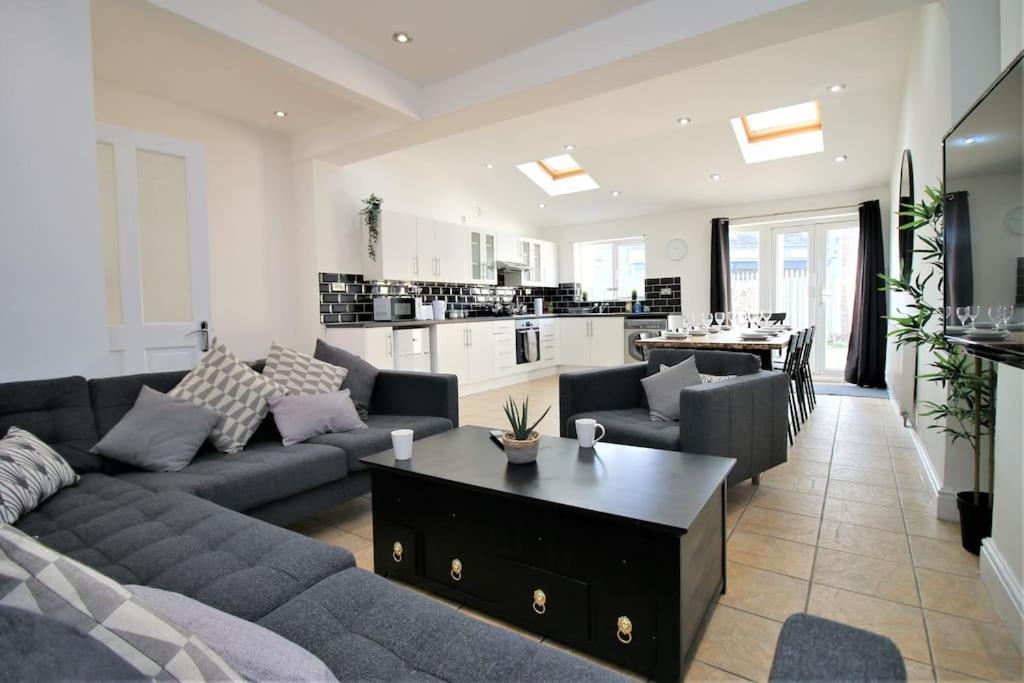 Large Modern House By Property Promise Cardiff Bagian luar foto