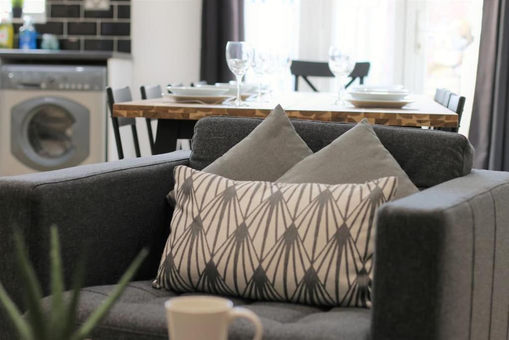 Large Modern House By Property Promise Cardiff Bagian luar foto