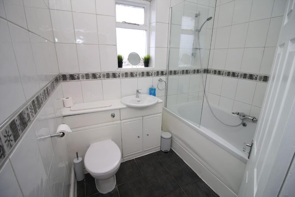 Large Modern House By Property Promise Cardiff Bagian luar foto