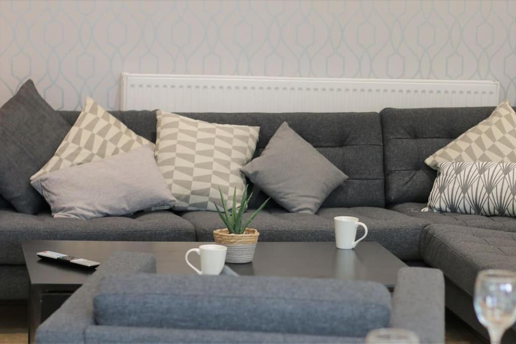 Large Modern House By Property Promise Cardiff Bagian luar foto