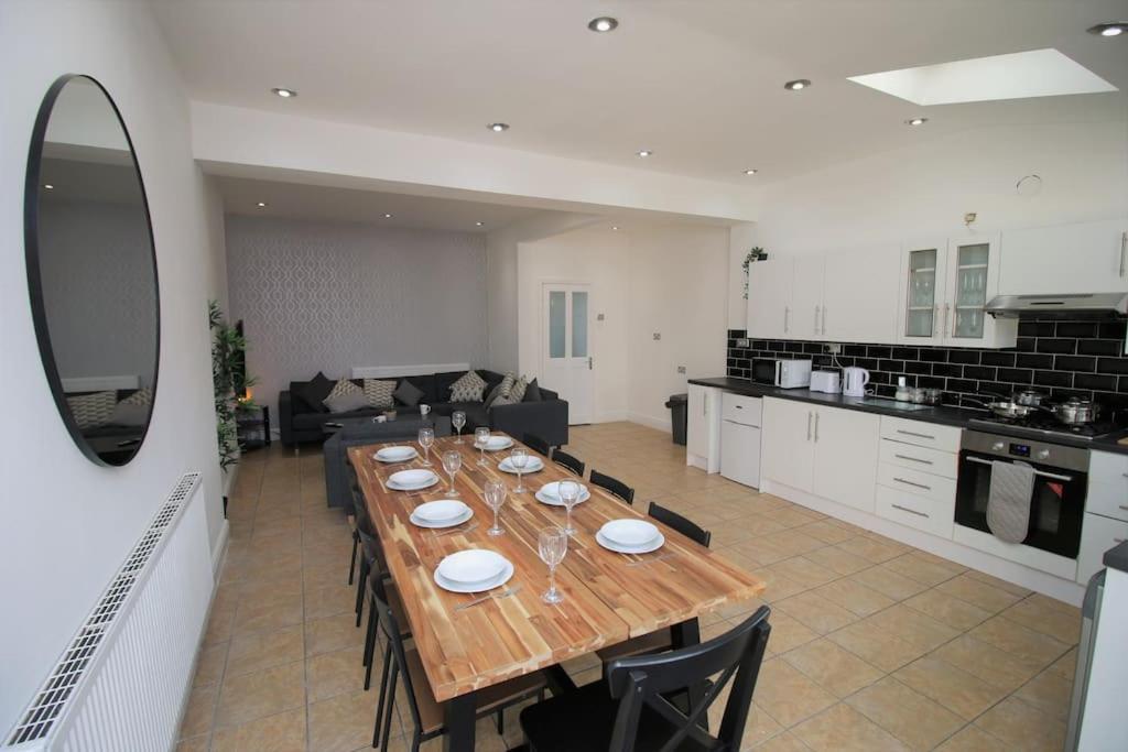 Large Modern House By Property Promise Cardiff Bagian luar foto