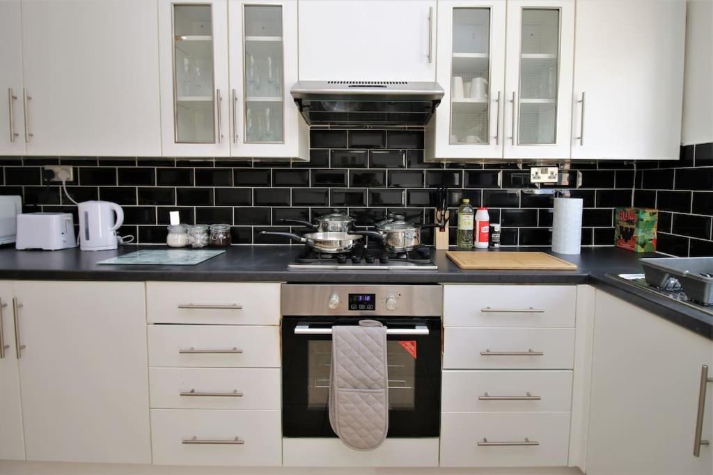 Large Modern House By Property Promise Cardiff Bagian luar foto