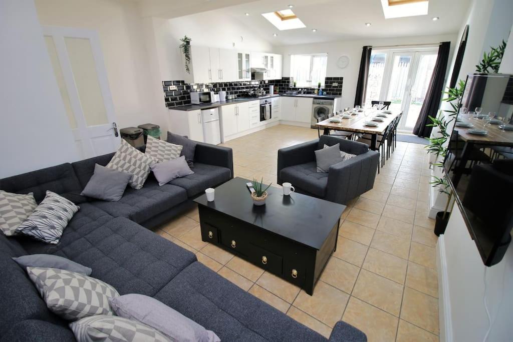Large Modern House By Property Promise Cardiff Bagian luar foto